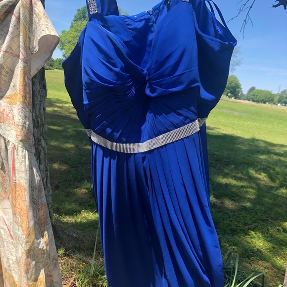 Prom dresses. - Picture 2 of 3